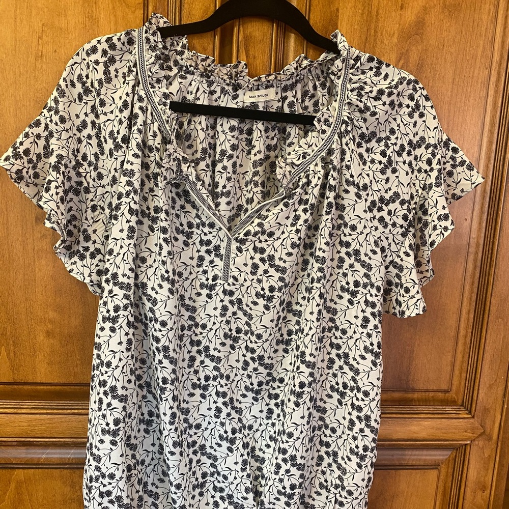 Max Studio. Lightweight floral design top. Large. Cute flutter sleeves